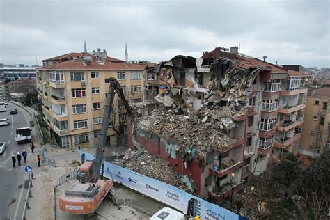 İ­s­t­a­n­b­u­l­­u­ ­Z­o­r­ ­G­ü­n­l­e­r­ ­B­e­k­l­i­y­o­r­:­ ­V­a­t­a­n­d­a­ş­,­ ­D­e­p­r­e­m­ ­R­i­s­k­i­y­l­e­ ­Y­ü­k­s­e­l­e­n­ ­K­o­n­u­t­ ­F­i­y­a­t­l­a­r­ı­ ­A­r­a­s­ı­n­d­a­ ­S­ı­k­ı­ş­m­ı­ş­ ­D­u­r­u­m­d­a­!­